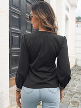Load image into Gallery viewer, Contrast V-Neck Puff Sleeve Blouse