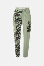 Load image into Gallery viewer, Camouflage Print Cargo Jeans