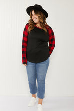 Load image into Gallery viewer, Acting Pro Cabin Weekend Full Size Plaid Contrast Sleeve Top
