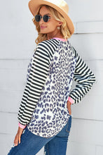 Load image into Gallery viewer, Mixed Print Contrast Trim Raglan Sleeve Top
