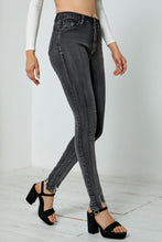 Load image into Gallery viewer, Buttoned Skinny Jeans with Pocket
