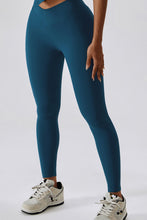 Load image into Gallery viewer, Wide Waistband Slim Fit Back Pocket Sports Leggings
