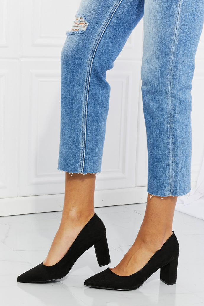 Qupid Point Toe Pumps in Black