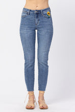 Load image into Gallery viewer, Judy Blue Sunflower Fields Full Size Run Embroidered Relaxed Jeans
